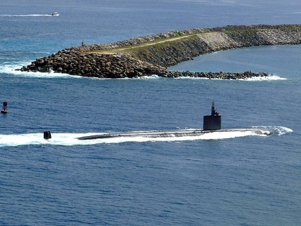 SSN 770 Guam-Navy-submarine-USS-Tucson-enters-harbor-tuc-apra521