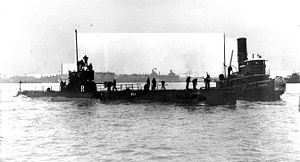 SS 88 -USS R-11 with tug