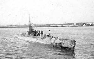 SS 41 -NH-51150_USS_L-2_off_the_Philadelphia_Navy_Yard,_1919.jpg