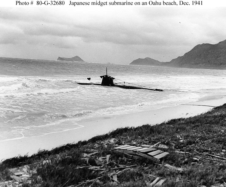JAPAN Archive-USN-photos-showing-a-Japanese-midget-submarine-beached-at-Oahu-Hawaii-Dec-1941-01
