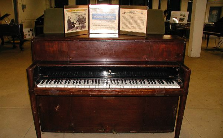 Piano on SSBN 610.jpg