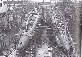 SS 428 USS_Ulua_(SS-428)_and_USS_Trumpetfish_(SS-425)_under_construction.jpg